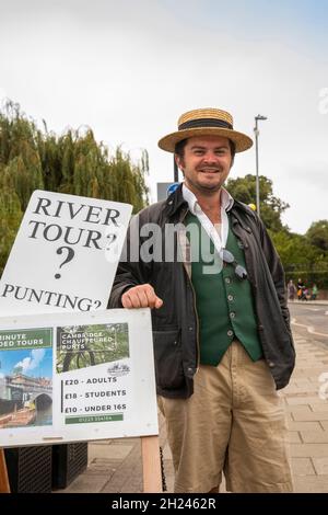 Großbritannien, England, Cambridgeshire, Cambridge, Silver Street Bridge, Chauffeur, der auf der Suche nach einer Flussfahrt ist Stockfoto