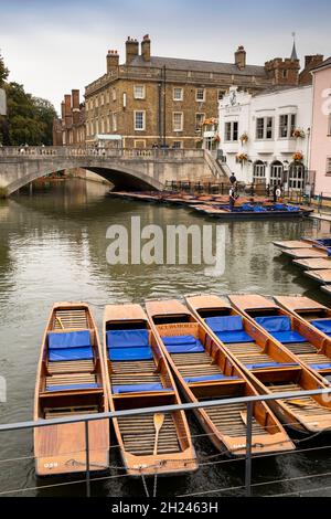 Großbritannien, England, Cambridgeshire, Cambridge, Mill Lane Punting Station, puntet auf River Cam an der Silver Street Bridge Stockfoto