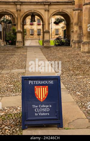 Großbritannien, England, Cambridgeshire, Cambridge, Trumpington Street, Peterhouse College gewölbter Eingang zum Viereck, ‘für Besucher geschlossen’ Schild Stockfoto