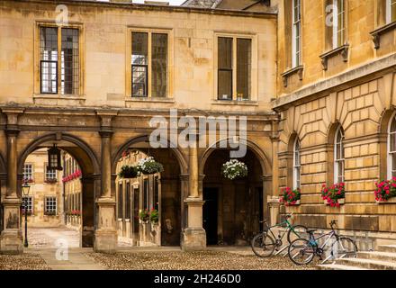 Großbritannien, England, Cambridgeshire, Cambridge, Trumpington Street, Peterhouse College gewölbter Eingang zum Viereck Stockfoto