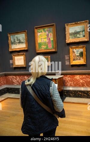 Großbritannien, England, Cambridgeshire, Cambridge, Trumpington Street, Fitzwilliam Museum, Besucher in der Galerie des Impressionismus Stockfoto