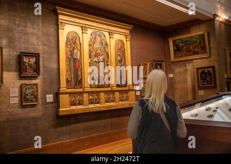 Großbritannien, England, Cambridgeshire, Cambridge, Trumpington Street, Fitzwilliam Museum, Besucher der italienischen Kunstgalerie im Vittore Crivelli Virgin und Kind tr Stockfoto