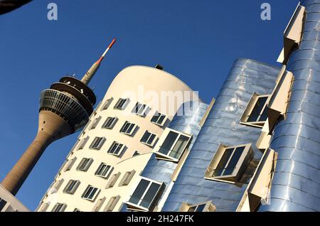 Moderne Architektur im Medienhafen in Düsseldorf, Deutschland, Europa - Moderne Architektur im Medienhafen in Düsseldorf, Deutschland, Europa Stockfoto