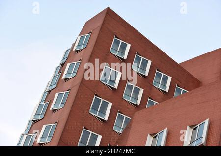 Moderne Architektur im Medienhafen in Düsseldorf, Deutschland, Europa - Moderne Architektur im Medienhafen in Düsseldorf, Deutschland, Europa Stockfoto