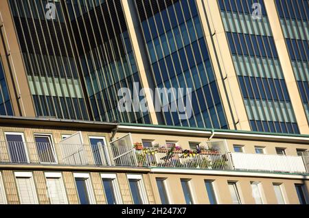 Ein Balkon mit Blumen und im Hintergrund eine moderne Glasfasade in Düsseldorf, Deutschland, Europa - Ein Balkon mit Blumen und im Hintergrund ein Stockfoto