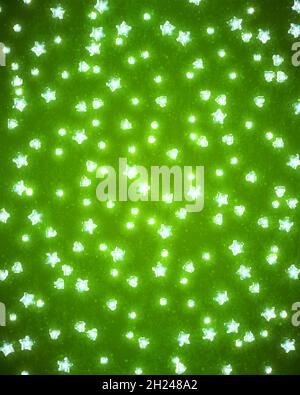 Hintergrund für frohe Weihnachten und ein glückliches Neues Jahr Karte mit realistischen funkelnden Lichtern. Vector Illustration. Stock Vektor