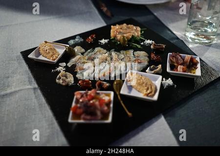 Nahaufnahme Platte mit kalten Meeresfrüchten, serviert mit Obst und Gemüse Stockfoto