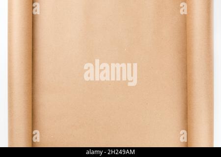 Hintergrund aus braunem Bastelpapier mit gerollten Kanten und mit Kopierraum Stockfoto