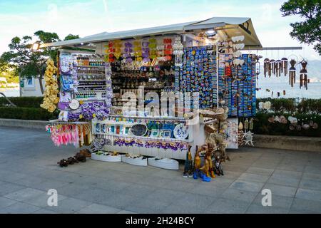 Souvenirs zum Verkauf im kleinen Ferienort Baska, Baška auf der Insel Krk, Kroatien Stockfoto