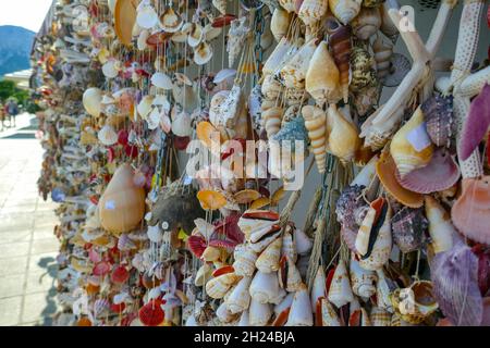 Souvenirs zum Verkauf im kleinen Ferienort Baska, Baška auf der Insel Krk, Kroatien Stockfoto