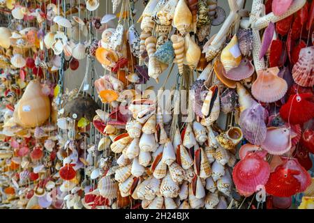 Souvenirs zum Verkauf im kleinen Ferienort Baska, Baška auf der Insel Krk, Kroatien Stockfoto