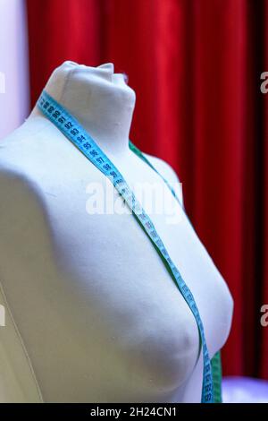 Schnuller und Maßband des Schneiders Stockfoto