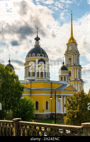 Blick auf das auffälligste Wahrzeichen von Rybinsk - Retter-Verklärung-Kathedrale im Sommer. Stockfoto