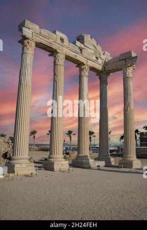 Der Tempel des Apollo ist ein römischer Tempel, der um 150 n. Chr. an der Mittelmeerküste erbaut wurde. Side Antalya Türkei. Wolkiger Sonnenuntergang. Selektiver Fokus Stockfoto