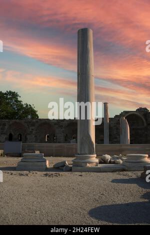 Der Tempel des Apollo ist ein römischer Tempel, der um 150 n. Chr. an der Mittelmeerküste erbaut wurde. Side Antalya Türkei. Wolkiger Sonnenuntergang. Selektiver Fokus Stockfoto