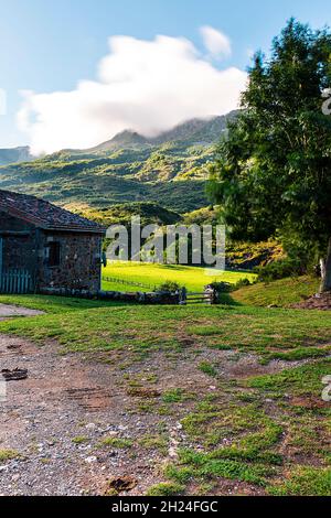 Langzeitaufnahme einer grünen Landschaft von Asturien im Hafen von San Isidro.das Foto wurde bei Sonnenaufgang aufgenommen und in vertikaler Richtung aufgenommen Stockfoto