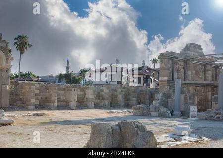 Überreste des antiken Tempels der Athene in Side. Antalya Türkei. Morgensonne Licht. Ruinen des selektiven Fokus Stockfoto