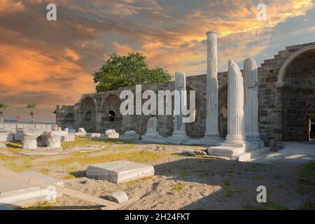 Überreste des antiken Tempels der Athene in Side. Antalya Türkei. Morgensonne Licht. Ruinen des selektiven Fokus Stockfoto