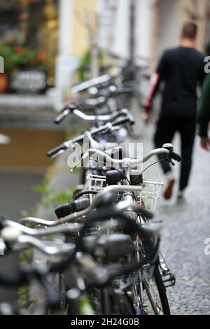 Fahrräder bei Regen in Passau, Bayern - Fahrräder im Regen in Passau, Bayern Stockfoto