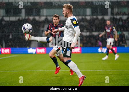 Derby, Großbritannien. Juni 2021. Kamil Jozwiak (7) von Derby County während des Sky Bet Championship-Spiels zwischen Derby County und Luton Town im iPro Stadium, Derby, England am 19. Oktober 2021. Foto von David Horn. Quelle: Prime Media Images/Alamy Live News Stockfoto