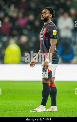 Derby, Großbritannien. Juni 2021. Fred Onyedinma (24) aus Luton Town während des Sky Bet Championship-Spiels zwischen Derby County und Luton Town im iPro Stadium, Derby, England am 19. Oktober 2021. Foto von David Horn. Quelle: Prime Media Images/Alamy Live News Stockfoto