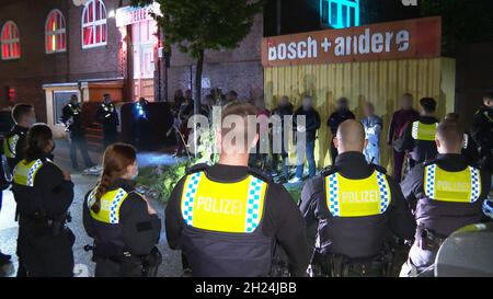 Hamburg, Deutschland. Oktober 2021. Polizeibeamte umgeben mehrere Männer in der Nähe eines Bordells. Aus dem Zahlungsstreit in einem Hamburger Bordell hatte sich am Dienstagabend eine Massenstreitigkeit mit rund 20 Teilnehmern entwickelt. (To dpa: 'Freier unzufrieden - Massenanfalle vor dem Bordell in Hamburg') Quelle: Steven Hutchings/dpa/Alamy Live News Stockfoto