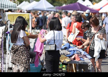 Großer Flohmarkt jeden Samstag beim Naschmarkt in Wien, Österreich, Europa - großer Flohmarkt jeden Samstag auf dem Naschmarkt in Wien, Österreich, EUR Stockfoto
