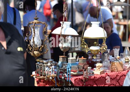 Großer Flohmarkt jeden Samstag beim Naschmarkt in Wien, Österreich, Europa - großer Flohmarkt jeden Samstag auf dem Naschmarkt in Wien, Österreich, EUR Stockfoto