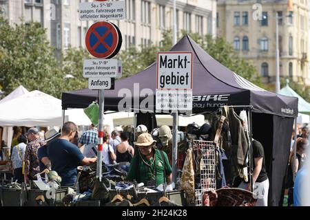 Großer Flohmarkt jeden Samstag beim Naschmarkt in Wien, Österreich, Europa - großer Flohmarkt jeden Samstag auf dem Naschmarkt in Wien, Österreich, EUR Stockfoto