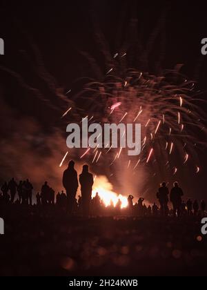 Menschenmassen am Strand genießen die jährliche Hastings Borough Bonfire Society Feuerwerk und Lagerfeuernacht 16. Oktober 2021 Sussex UK Stockfoto