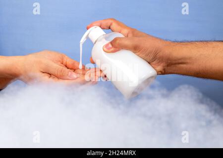 Nahaufnahme von Handseife und Blasen. Hygiene- und Körperpflegekonzept. Stockfoto