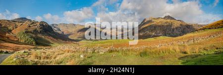 Landschaftlich reizvoller Panoramablick vom Langsdale Valley, mit Blick auf Great Slab, Bowfell und Scafell Pike im Herbst, Lake District National Park, Cumbria, Großbritannien Stockfoto