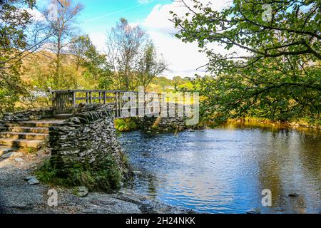 Schöne Holzbrücke über den Fluss Brathay, in der Nähe der Cathedral Caves, Lake District National Park, Cumbria, England, Großbritannien Stockfoto