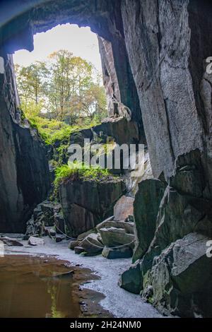 Geheimnisvolle und wunderschöne Cathedral Cavern, ein alter Steinbruch im Lake District National Park in Tilberthwaite, cumbria, England, Großbritannien Stockfoto