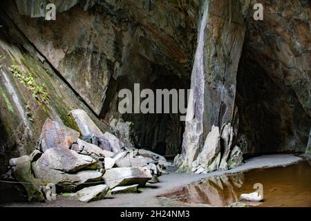 Geheimnisvolle und wunderschöne Cathedral Cavern, ein alter Steinbruch im Lake District National Park in Tilberthwaite, cumbria, England, Großbritannien Stockfoto