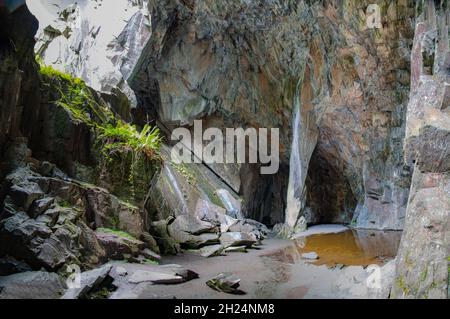 Geheimnisvolle und wunderschöne Cathedral Cavern, ein alter Steinbruch im Lake District National Park in Tilberthwaite, cumbria, England, Großbritannien Stockfoto