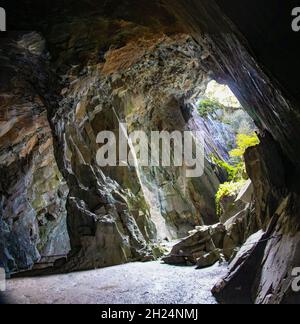 Geheimnisvolle und wunderschöne Cathedral Cavern, ein alter Steinbruch im Lake District National Park in Tilberthwaite, cumbria, England, Großbritannien Stockfoto