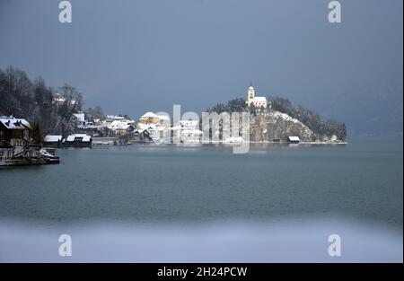 Traunkirchen am Traunsee im Winter mit Nebel, Österreich, Europa - Traunkirchen am Traunsee im Winter mit Nebel, Österreich, Europa Stockfoto