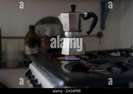 Moka Kaffeemaschine auf Gasherd in der alten sowjetischen Küche Stockfoto