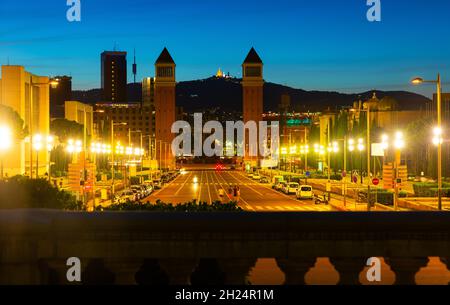 Urbanscape von Placa d'Espanya in Barcelona mit Blick auf die beiden venezianischen Türme und den Brunnen in der Mitte des Platzes. Stockfoto