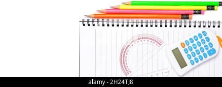 Taschenrechner, Lineal, Bleistifte und Notizblock isoliert auf weißem Hintergrund. Breitformat. Ort für Ihren Text. Stockfoto