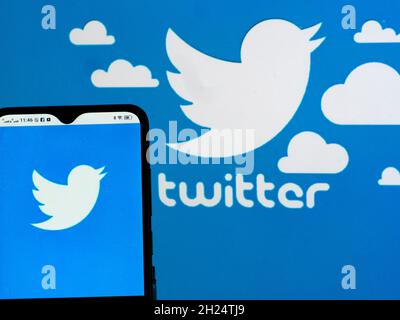 In dieser Abbildung sehen Sie das Logo von Twitter, Inc., das auf einem Smartphone angezeigt wird Stockfoto