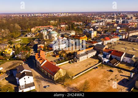 Luftaufnahme der modernen Landschaft der polnischen Stadt Skierniewice am Frühlingstag, Woiwodschaft Lodz Stockfoto