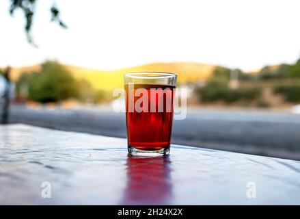 Nahaufnahme eines heißen türkischen Tees in einer Glasschale. Stockfoto