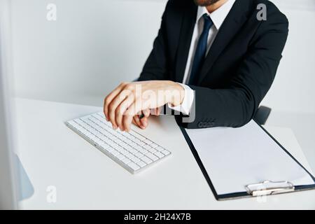 Büroangestellte Dokumente in der Hand Kommunikation per Telefon Chef Stockfoto