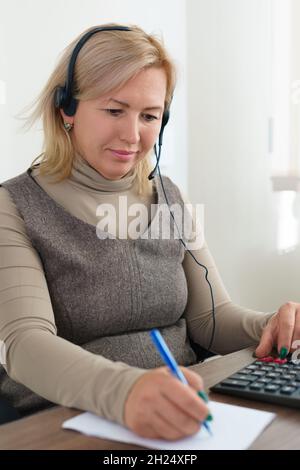 Analyse von Finanzdaten. Nahaufnahme einer Geschäftsfrau beim Schreiben und Zählen auf dem Rechner im Büro. Selektiver Fokus. Stockfoto