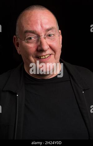 Brian Holton ist ein Übersetzer aus dem Chinesischen ins Englische und Schottische und der derzeit einzige Übersetzer aus dem Chinesischen und Schottischen in der Welt. Brian ist einer der Sprecher der Londoner Buchbesprechung, World Literature Weekend, die im London Review Bookshop, 14 Bury Place, Borough of Camden, London, Großbritannien, stattfand. 19 Juni 2010 Stockfoto