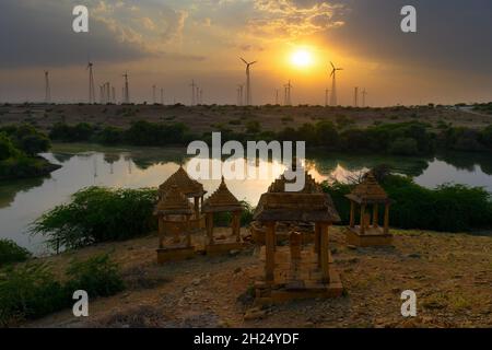 Schöner Sonnenuntergang bei Bada Bagh oder Barabagh, bedeutet Big Garden, ist ein Gartenkomplex in Jaisalmer, Rajasthan, Indien, Royal cenotaphs für Erinnerungen an Könige Stockfoto