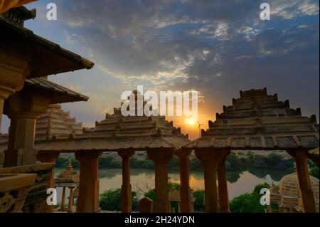 Schöner Sonnenuntergang bei Bada Bagh oder Barabagh, bedeutet Big Garden, ist ein Gartenkomplex in Jaisalmer, Rajasthan, Indien, Royal cenotaphs für Erinnerungen an Könige Stockfoto