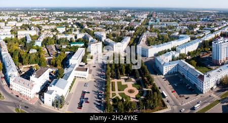 Luftaufnahme von Dserzhinsk, russische Stadt im Gebiet Nischni Nowgorod mit Blick auf die Lenin-Allee und das Denkmal für Dserzhinskiy. Stockfoto